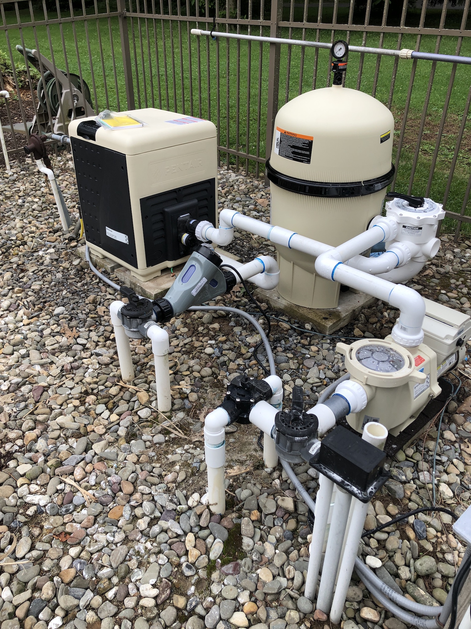 Instalación de equipos Pentair para filtración y circulación de agua en albercas